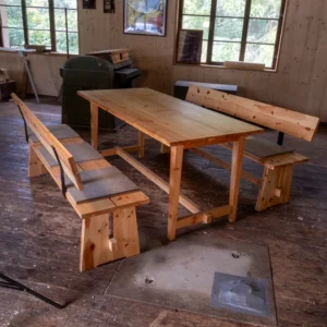 Stammtisch „Re:Form“ — Der Gasthaustisch, neu gedacht — aus einer alten Zirbenholz-Wandverkleidung.
