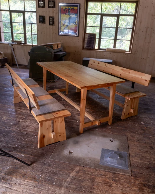 Stammtisch „Re:Form“ — Der Gasthaustisch, neu gedacht — aus einer alten Zirbenholz-Wandverkleidung.