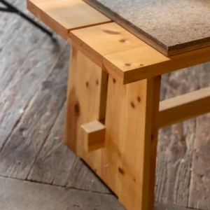 Stammtisch „Re:Form“ — Der Gasthaustisch, neu gedacht — aus einer alten Zirbenholz-Wandverkleidung.