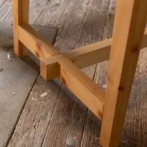 Stammtisch „Re:Form“ — Der Gasthaustisch, neu gedacht — aus einer alten Zirbenholz-Wandverkleidung.