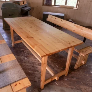 Stammtisch „Re:Form“ — Der Gasthaustisch, neu gedacht — aus einer alten Zirbenholz-Wandverkleidung.