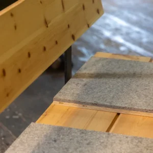 Stammtisch „Re:Form“ — Der Gasthaustisch, neu gedacht — aus einer alten Zirbenholz-Wandverkleidung.
