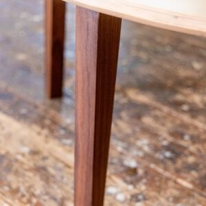 Couchtisch „ZipfelZapfen“ (B-Ware) — Nierenform der 60er, durchgestemmte Zapfen mit Augenzwinkern.