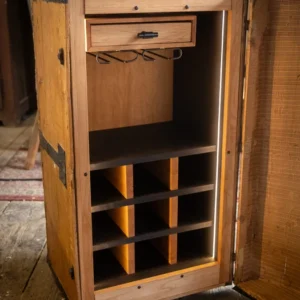 WeinZeit — Ein Reisekoffer aus dem 20. Jahrhundert, der zum Weinschrank wurde.