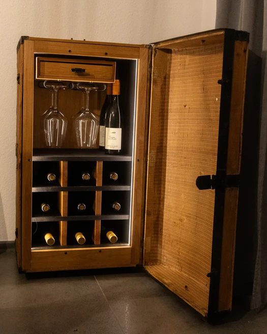WeinZeit — Ein Reisekoffer aus dem 20. Jahrhundert, der zum Weinschrank wurde.