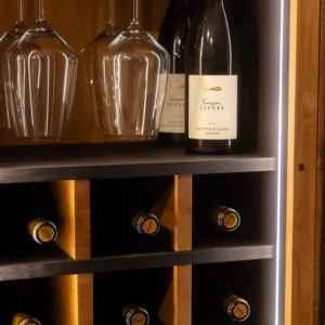 WeinZeit — Ein Reisekoffer aus dem 20. Jahrhundert, der zum Weinschrank wurde.