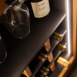WeinZeit — Ein Reisekoffer aus dem 20. Jahrhundert, der zum Weinschrank wurde.